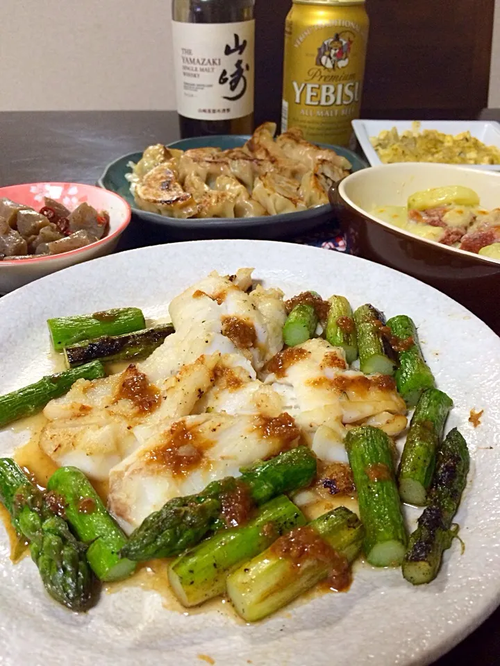 昨日の家居酒屋、鯛とアスパラのソテーつゆ麹かけ、コンビーフとポテトのチーズ焼きなどなど、珍しくウイスキー山崎飲みました|ままぞうさん