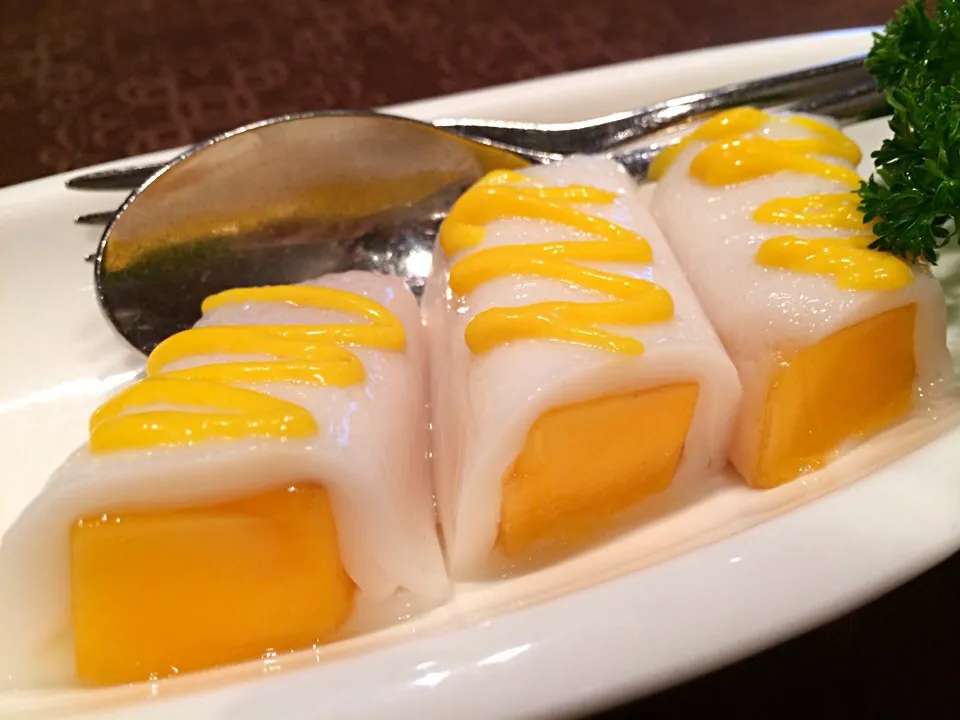 Rice noodle crepe filled with fresh mango|Peppermint Butlerさん