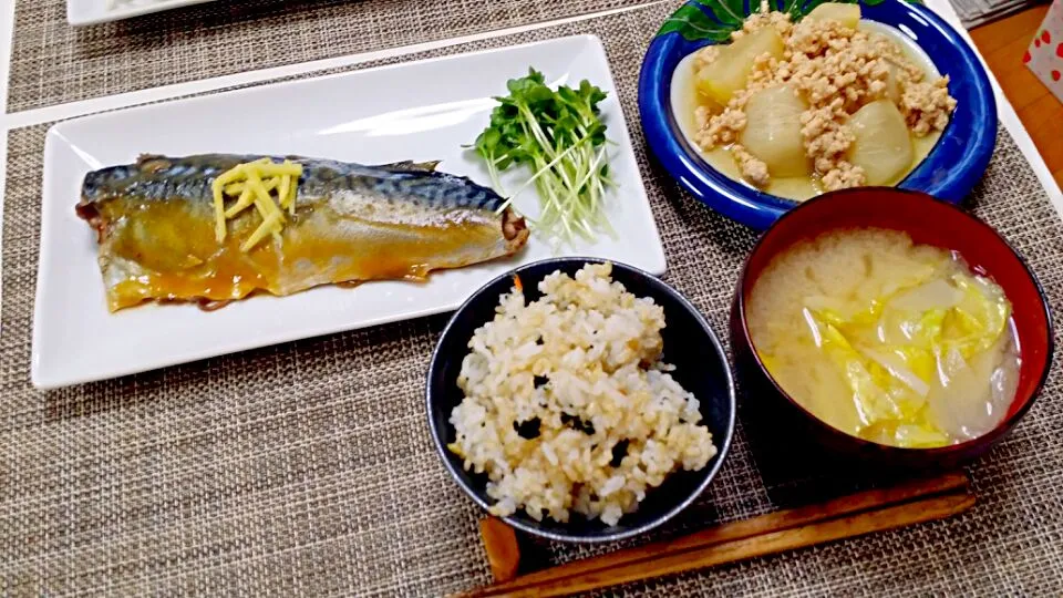 今日の夕食 鯖の味噌煮、かぶと鶏ひき肉の煮物、きゃべつの味噌汁、わかめごはん|pinknari🐰🌈さん