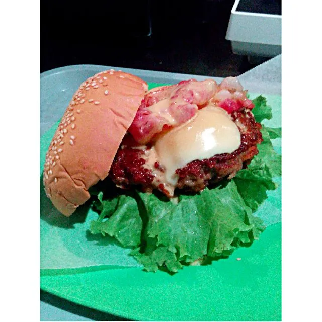 Bumble Bee - 1/3 pound beef patty • bacon • mozzarella • cheese sauce • sessame seed bun
#betweenthebuns #burger|Tin Beroinさん