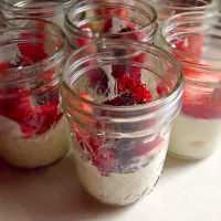 Snapdishの料理写真:Strawberry Chia Parfait|Nicole Carriereさん