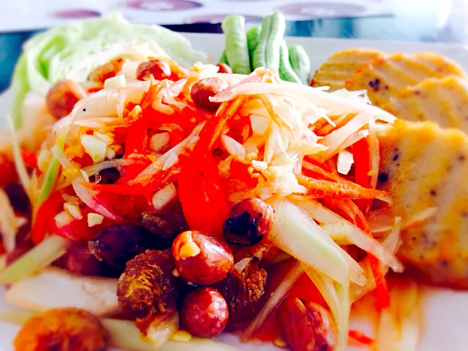 Spicy papaya salad with Vietnamese sausage ตำไทยกับหมูยอทอด|Yui Phiphitphakdiさん