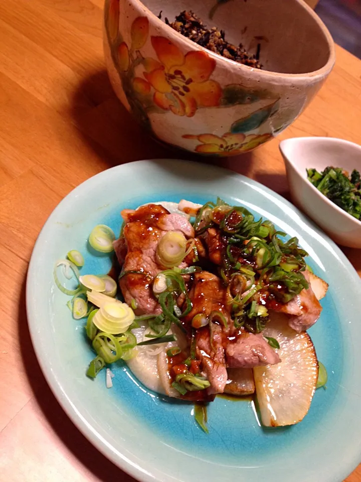 豚モモ肉とダイコンのソテー♡鯖缶とヒジキの佃煮♡大根中抜き葉のお浸し|さちこ(さがねっち)さん