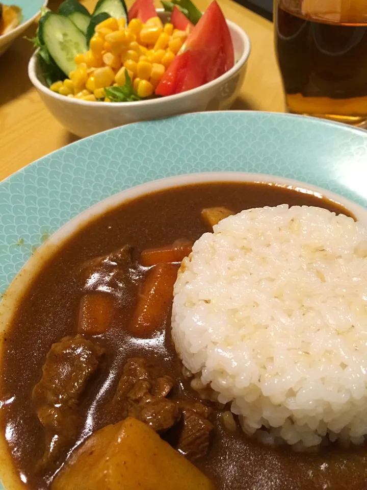 作ってくれてたカレーに、サラダを添えて。いつものカレーにマサラを足したらしく、相当辛い。見た目以上に辛い。|liccaさん