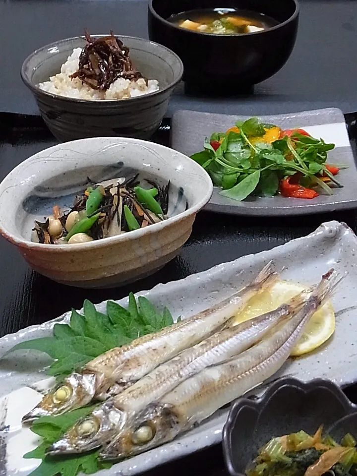 今晩は、にぎすの焼物、若ごぼうと桜海老の炒め煮、芽ひじきの五目煮 金時人参 若ごぼう 大豆 干し椎茸 三度豆、カラーピーマンとクレソンのフレッシュオリーブオイルサラダ、豆腐とわかめの味噌汁、玄米ご飯 自家製釘煮  にぎすは、きすに似ているものの味わいは別物。ふっくらとした白身なのに旨味のある脂が口に広がります。  昨日|akazawa3さん