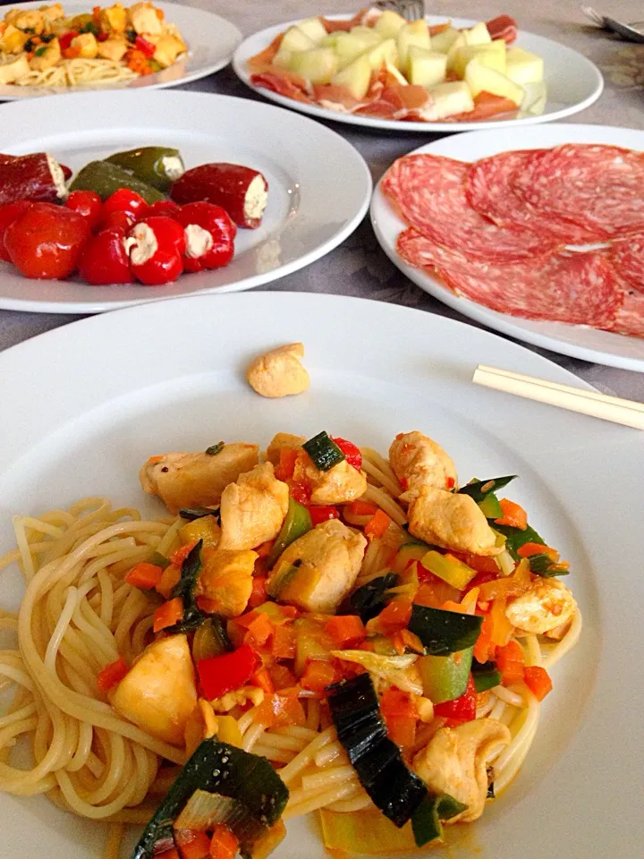 Spagetthi chicken chili and Italian side dishes|kachuchuさん