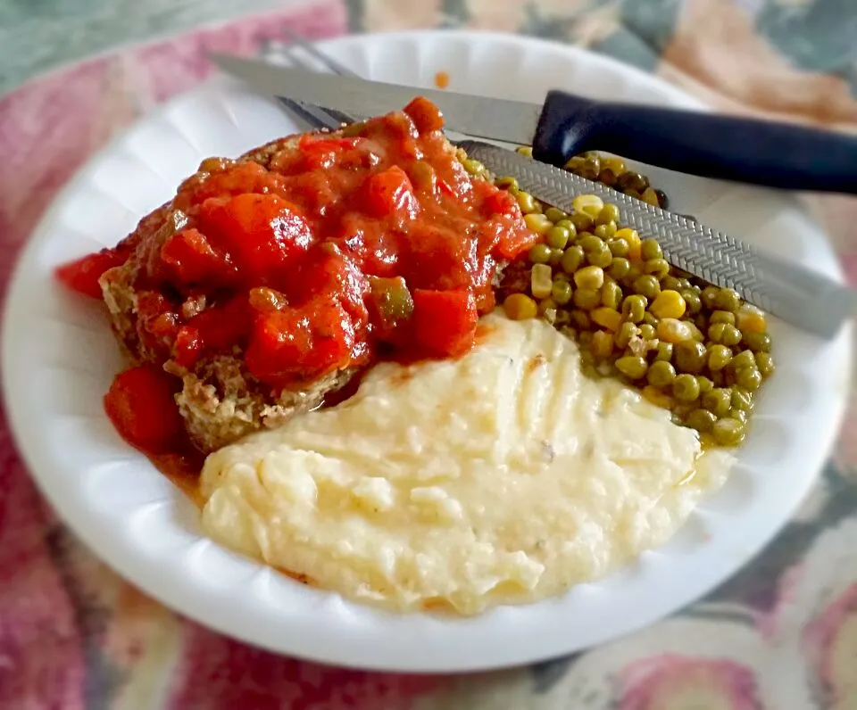 meat loaf with tomato gravy creamed potatoes with chives and sour cream with sauted peas and corn|christl babcockさん