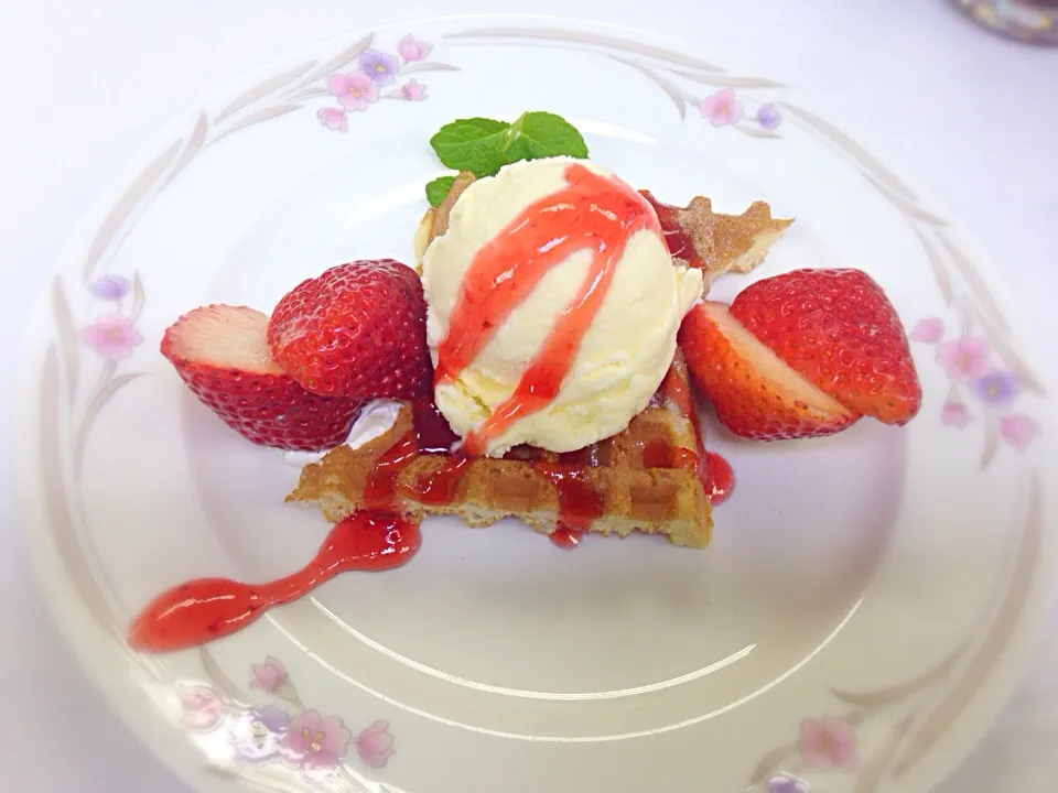 Strawberry Vanilla Ice-cream waffles|Fujiko Toyohashiさん