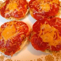 Snapdishの料理写真:English muffin pizzas|Lauren Ashleyさん