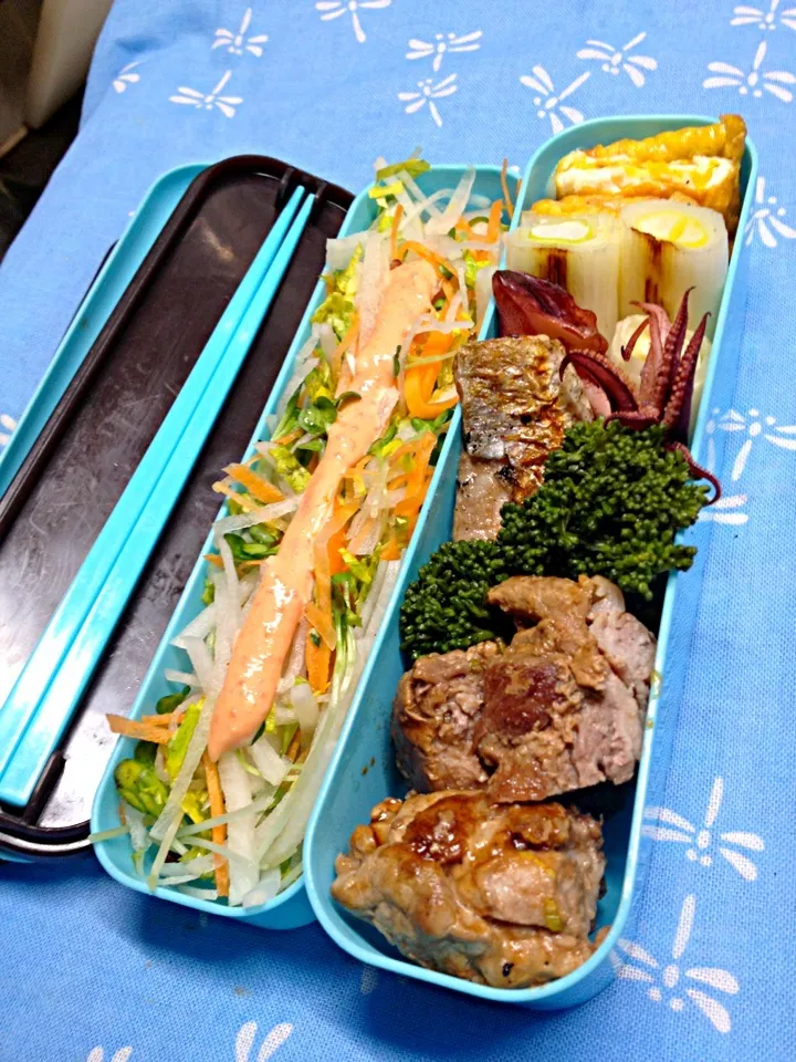 昼弁当。これで卵もおしまい。魚は鯛にしました(^ ^)|ハルさん