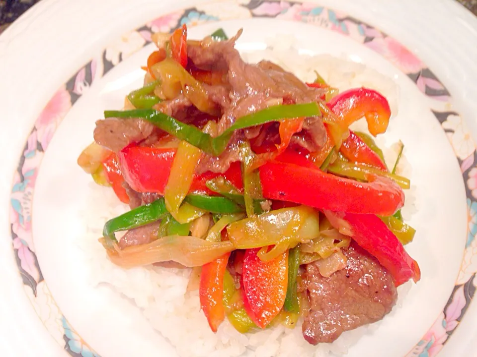 Steam rice top with beef stir fried.|Allissa Zhaoさん