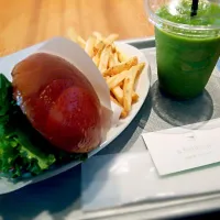 『the 3rd burger』のアボカドわさびバーガー
ポテト&スムージーセット(・∀・)ノ|neon-tetra*さん