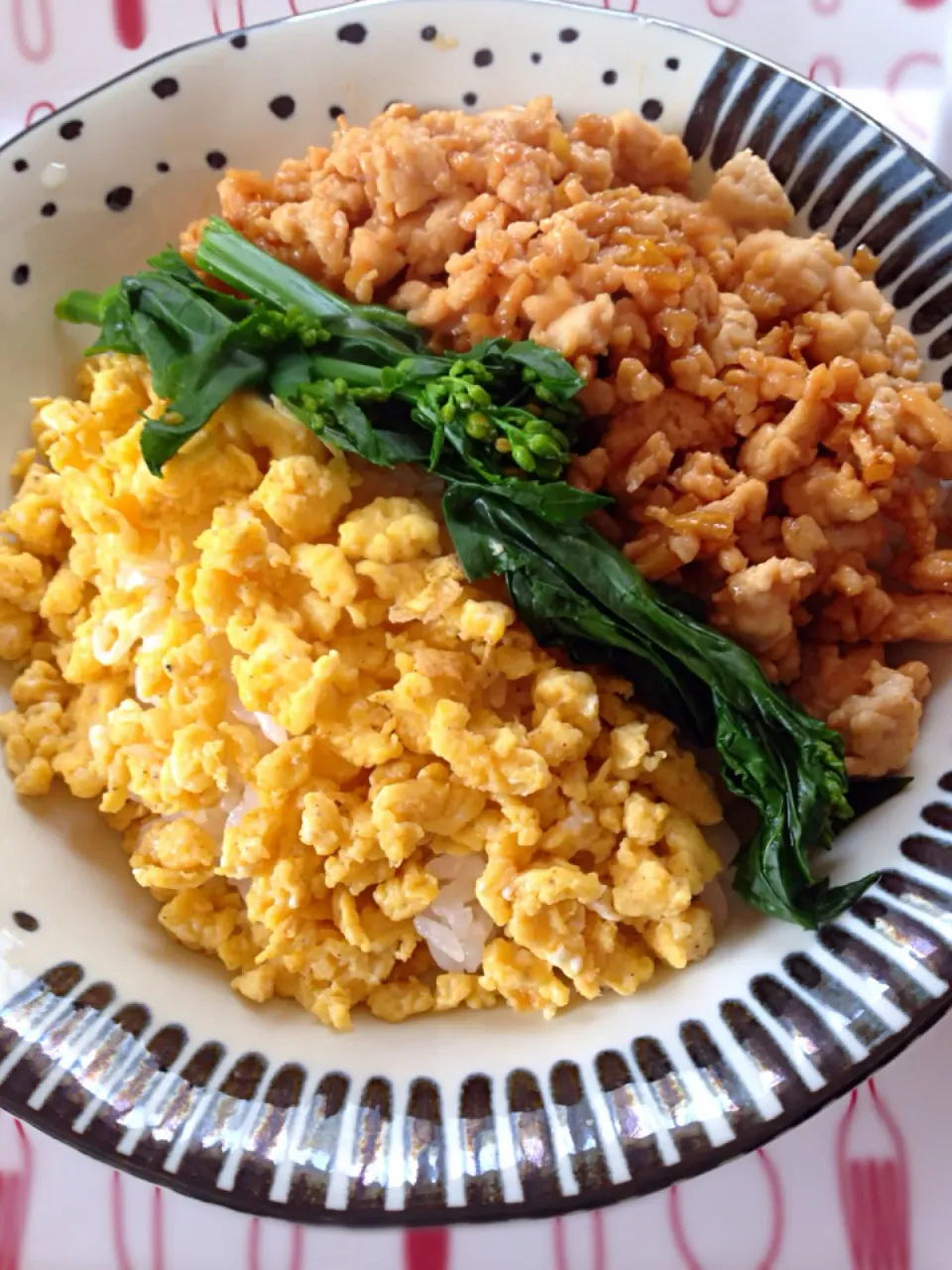 鶏玉そぼろの三色丼|ゆっかさん