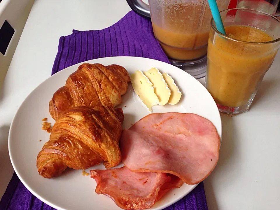 Homemade croissant glazed ham camembert cheese plus smoothie to survive the day!|Lauraさん