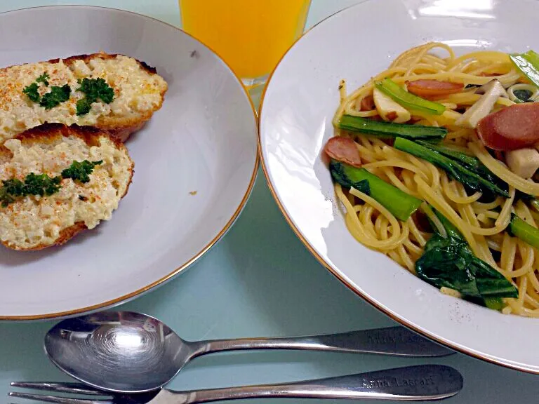 Snapdishの料理写真:1人ランチ♡残りものの小松菜でパスタとエビパン|みいみさん