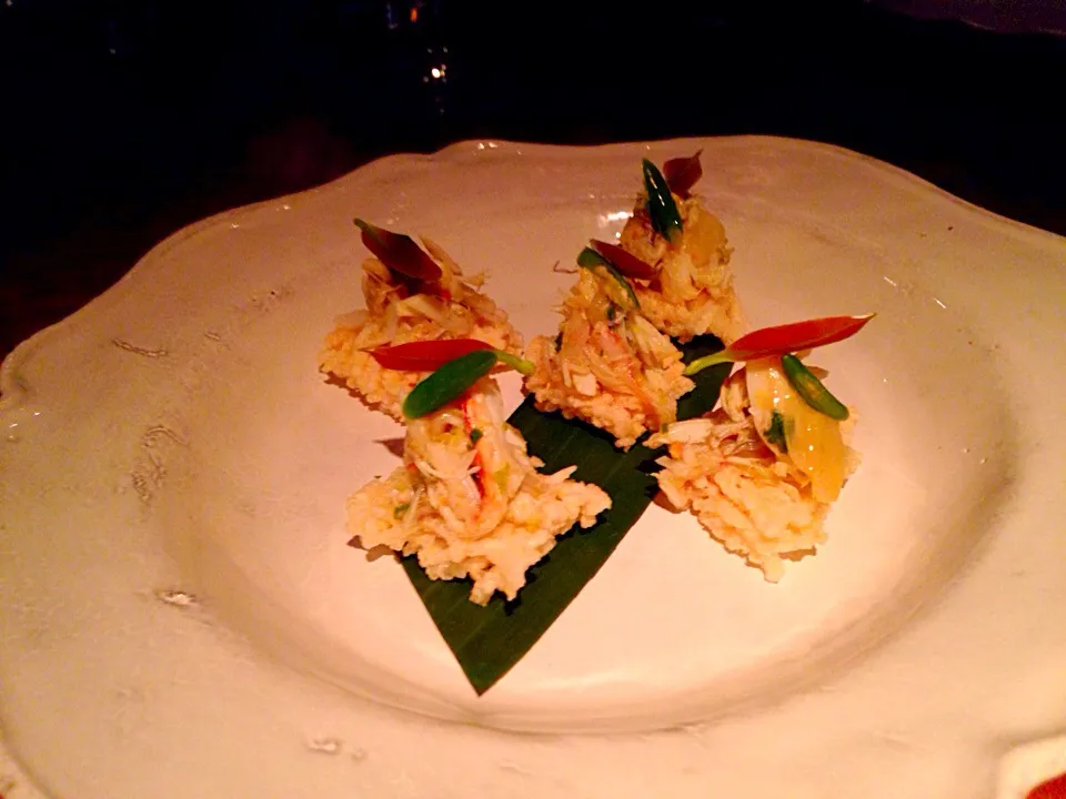 Blue swimmer crab, peanuts and pickled garlic on rice cakes|Obeoom Jumsai Na Ayudhyaさん