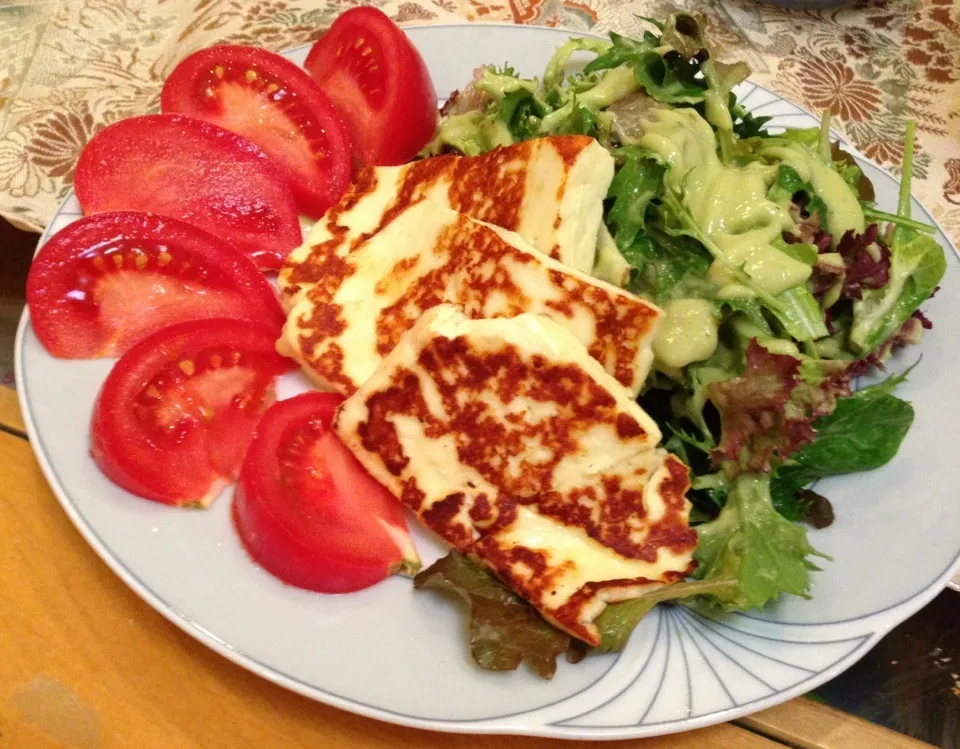 Halumi cheese with salad and avocado dressing|Beate Weissenbergerさん