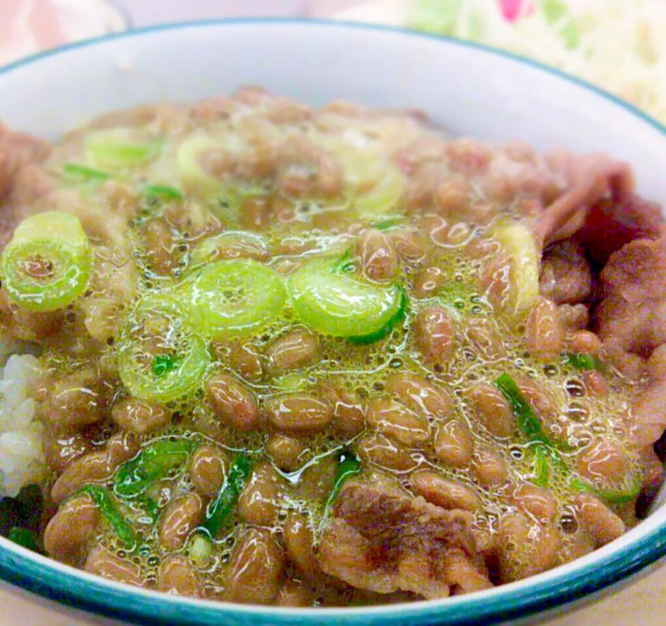 営業マンの晩ごはん 納豆牛丼|ぽんたさん