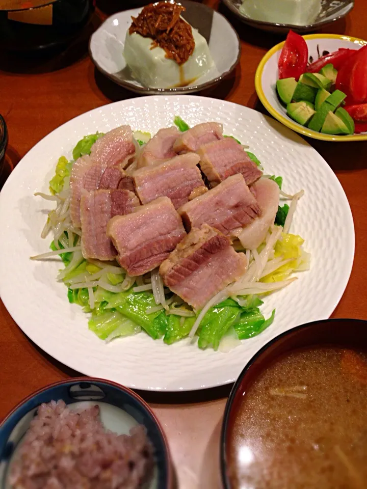 Snapdishの料理写真:普段ご飯☆茹で塩豚、枝豆豆腐の冷奴ナメタケがけ、トマトとアボカドのサラダ、豚汁|Yuko&Rumさん