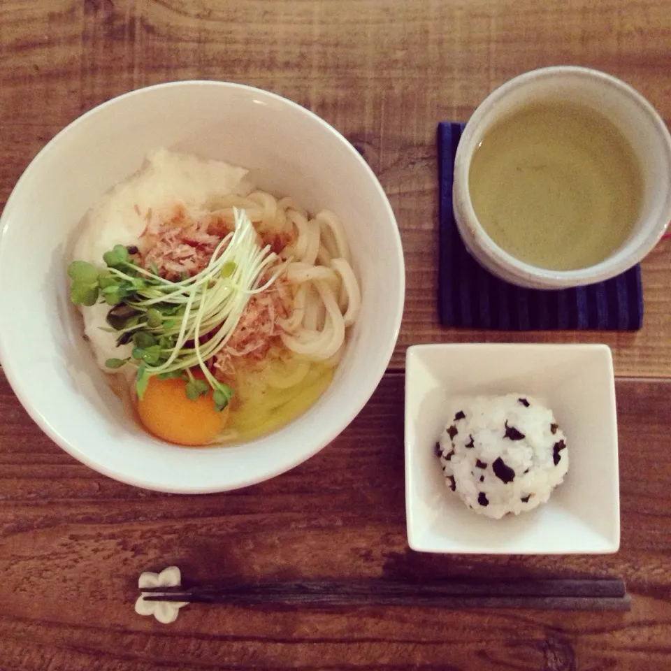 Snapdishの料理写真:山かけうどん、しそわかめのひとくちおにぎり|aoさん