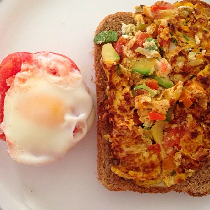 041014 Egg inside tomato & Omelette with wheat bread|Caroline Kimさん