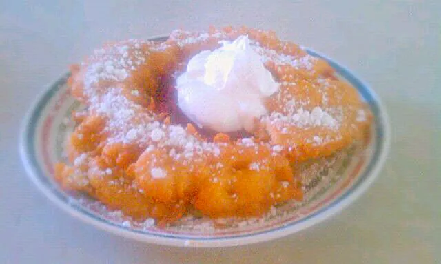 Funnel cakes with mixed fruit compote.|Harvey Quin Hoyesさん