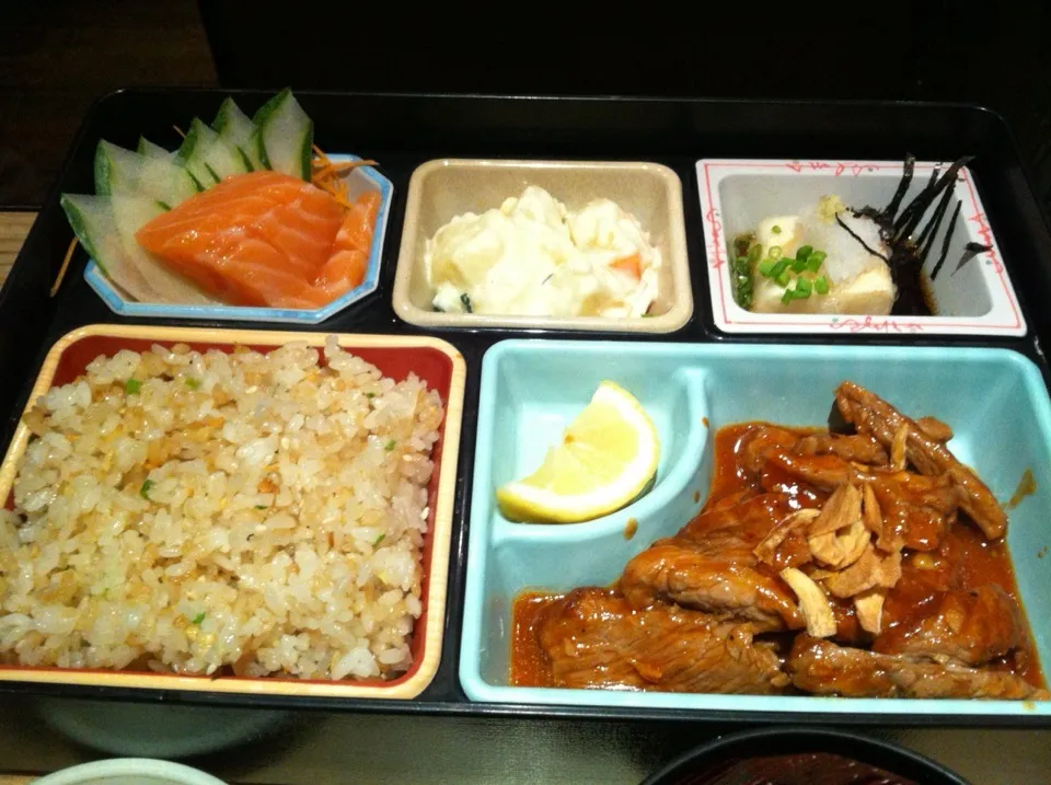 Garlic beef bento|Darren Loさん