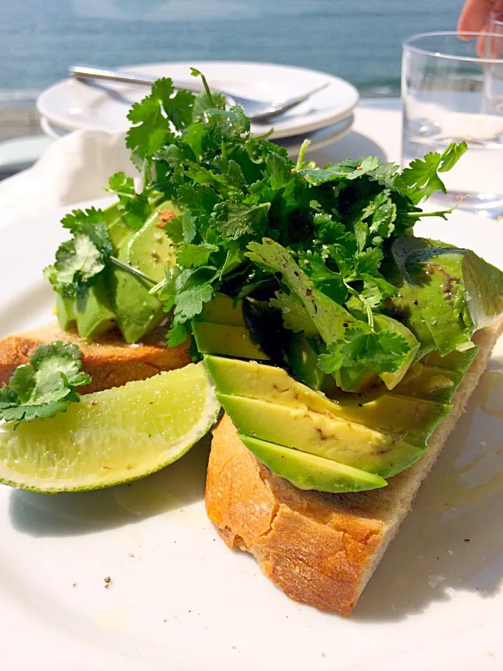 Open sandwich Avocad,coriander,lime|aiさん