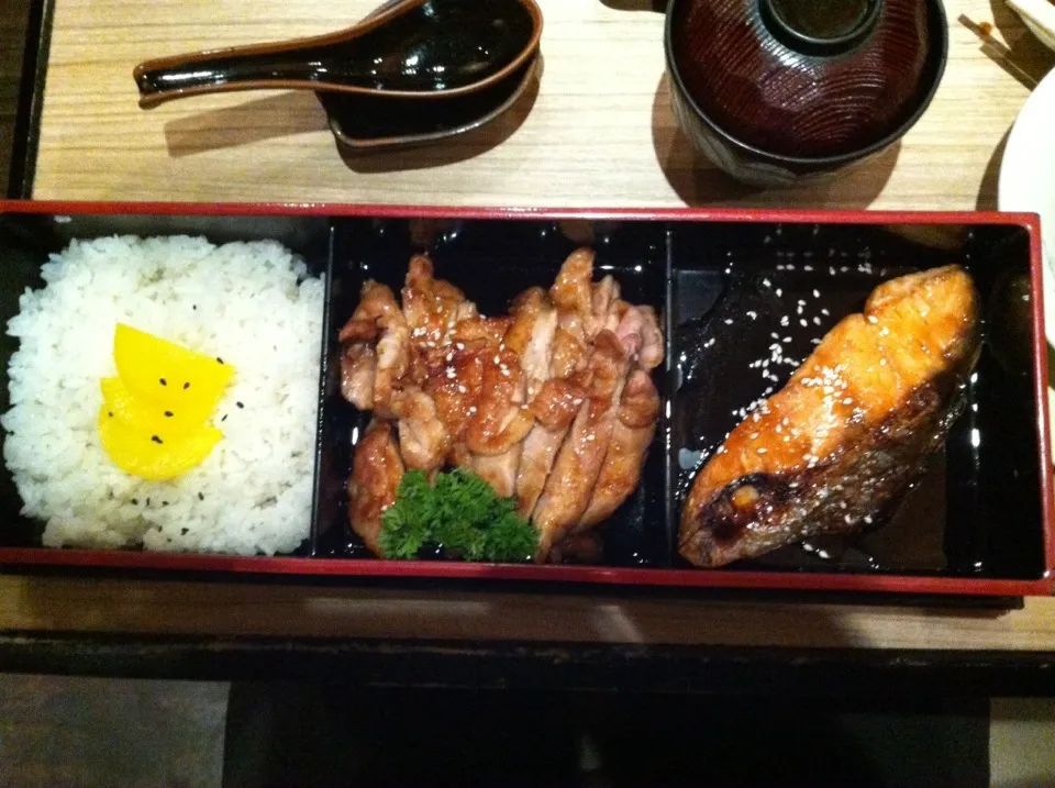 Teriyaki chicken & salmon bento|Darren Loさん