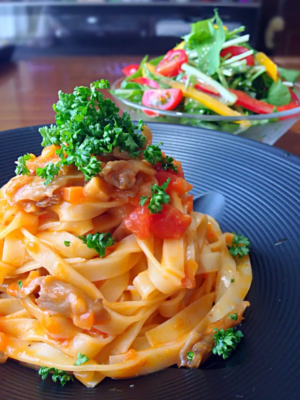 Snapdishの料理写真:⭐️舞茸のトマトパスタ ⭐️野菜サラダ すりおろし玉ねぎドレッシング|よっちぃさん