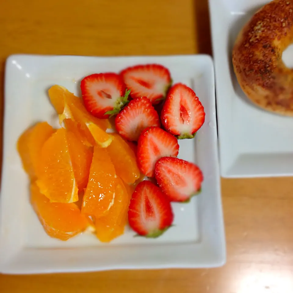 小ぶりのあま王🍓と清見オレンジ🍊 そして大好きなBienvenueのスパイスベーグルでお昼ご飯😄|kctreeさん