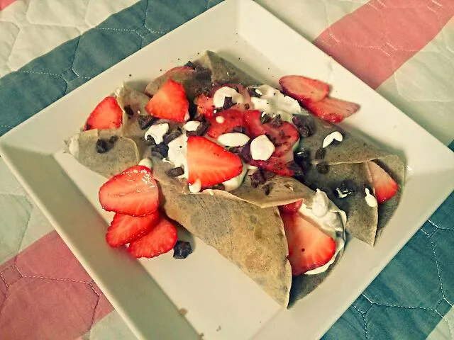 buckwheat crepe with strawberries and cream, dark chocolate chips|Seonoh Kimさん