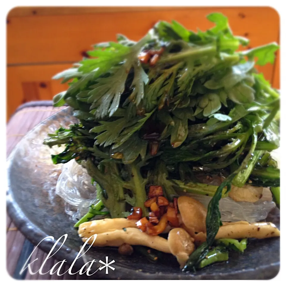 春菊としめじのニンニク醤油かけサラダ🌿|くららさん