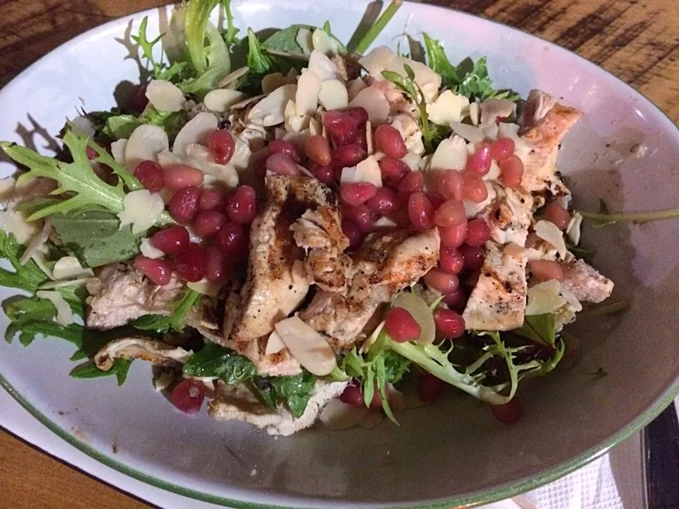 Chicken, pomegranate and goats cheese salad|Emma Bloemendalさん