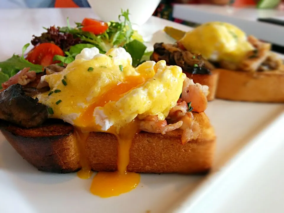 eggs Benedict on toast, sliced open|Ernさん