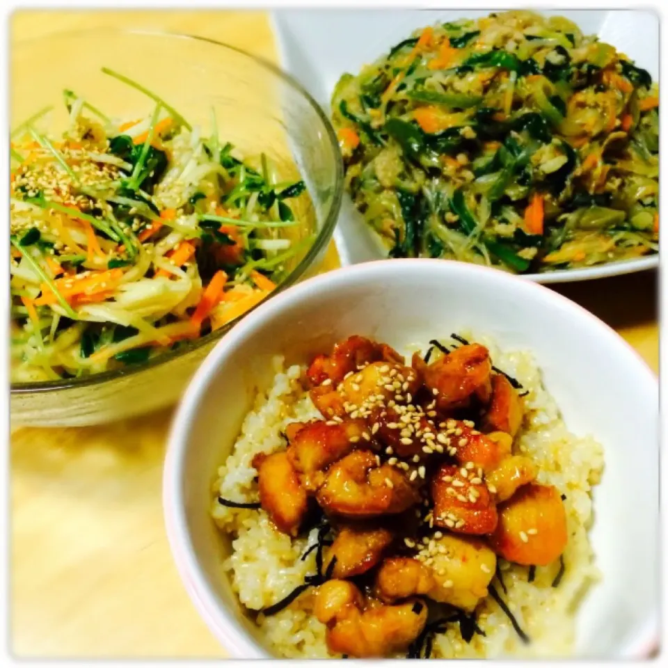 ✳︎焼鳥丼✳︎たっぷり野菜の春雨炒め✳︎豆苗と大根のサラダ|こまあずさん