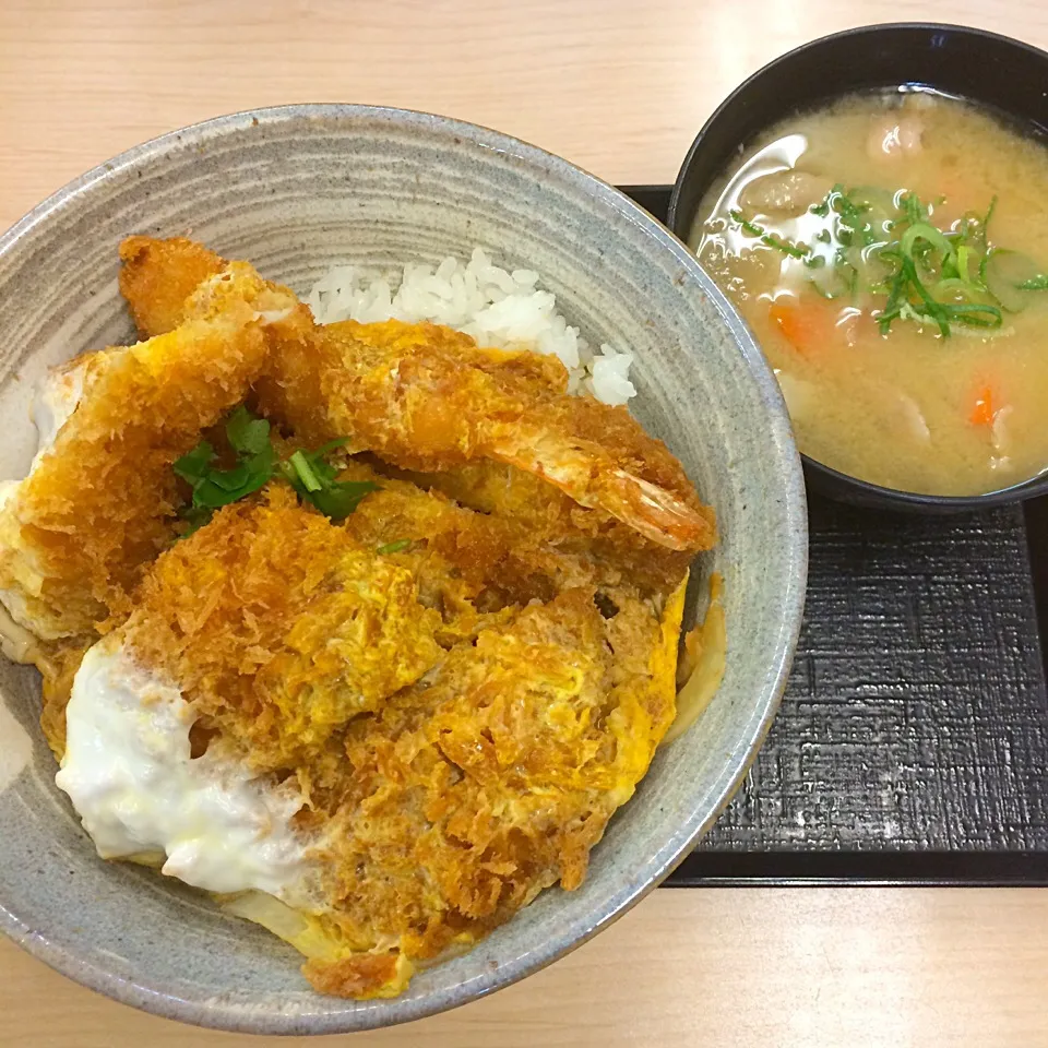 Snapdishの料理写真:海鮮・ヒレ・メンチカツ丼(玉子とじ)、とん汁(小)|maixx ใหม่さん