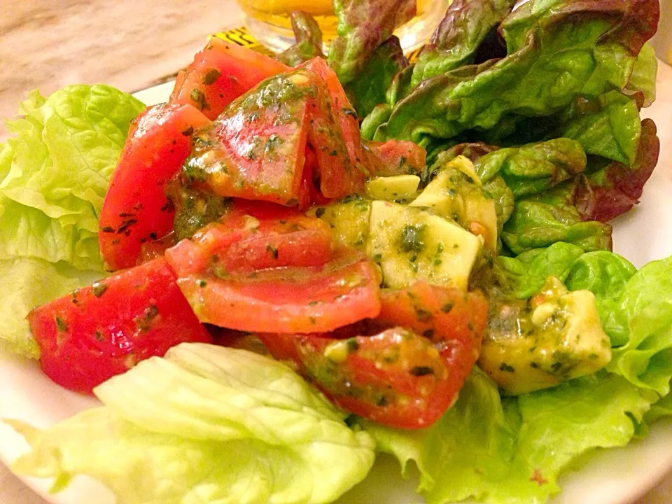 Avocado, tomato basil sauce salad|yeni kartikasariさん