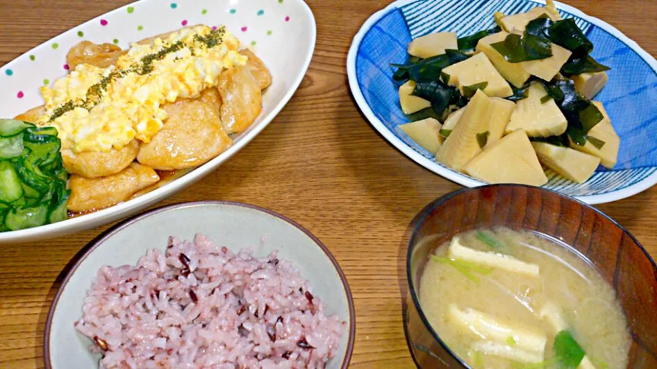 Snapdishの料理写真:・鶏ムネ肉の甘辛焼きタルタルソール添え
・若竹煮
・新玉ねぎの味噌汁
・古代米|ようかんさん