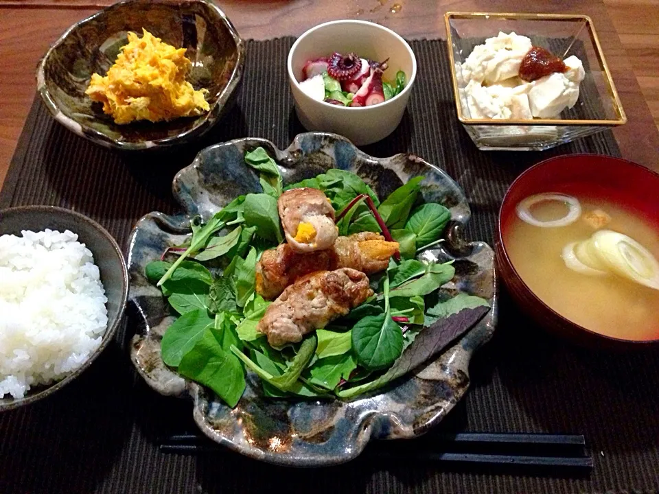 沖縄で買ってきたカニステル祭り！カニステル肉巻き、カニステルとツナのサラダ、タコとキュウリの酢の物、寄せ豆腐の油味噌乗せ、ちくわとネギの味噌汁|今日の献立さん