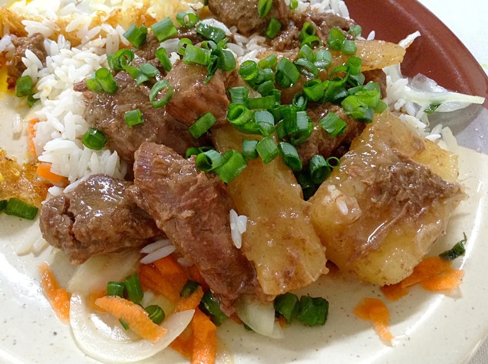 Comida mineira: carne de panela com mandioca|Fabi Shionoさん