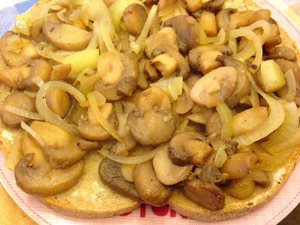 Stir fried champignons and onions on soft buttered bread|Fujiko Toyohashiさん