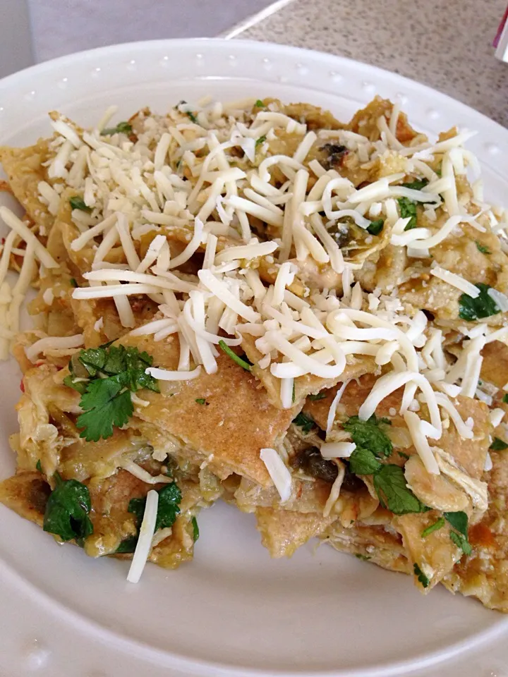 Chicken chilaquiles with green salsa topped with mozzarella|killyさん