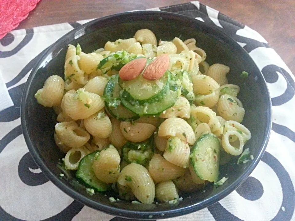 Pasta with zucchini and chopped almonds, garlic, olive oil and parsley.|Sandrokan972さん