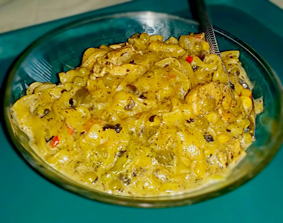 I made this with Velveeta cheesy skillet dinner kit. I added extra Alfredo sauce,  mushrooms peppers( green & red ),onion, broccoli, corn and peas|christl babcockさん