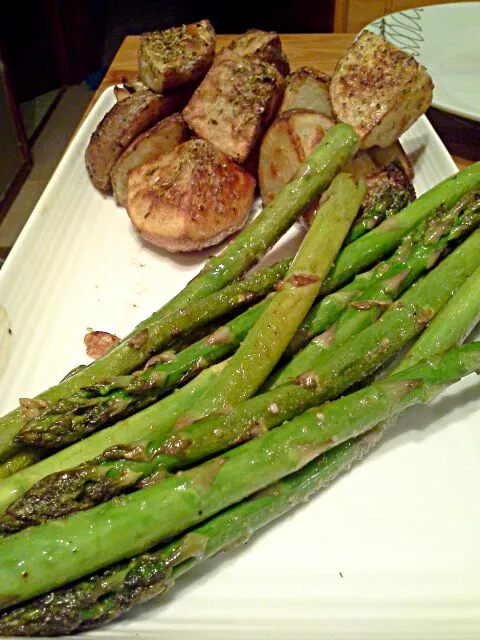 Snapdishの料理写真:Sautéed asparagus and garlic.  Roast red potatoes.|Fe's kitchenさん