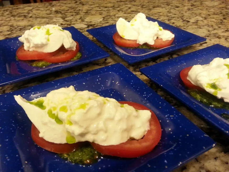 Burrata salad with pesto and basil oil|Chef On Qさん