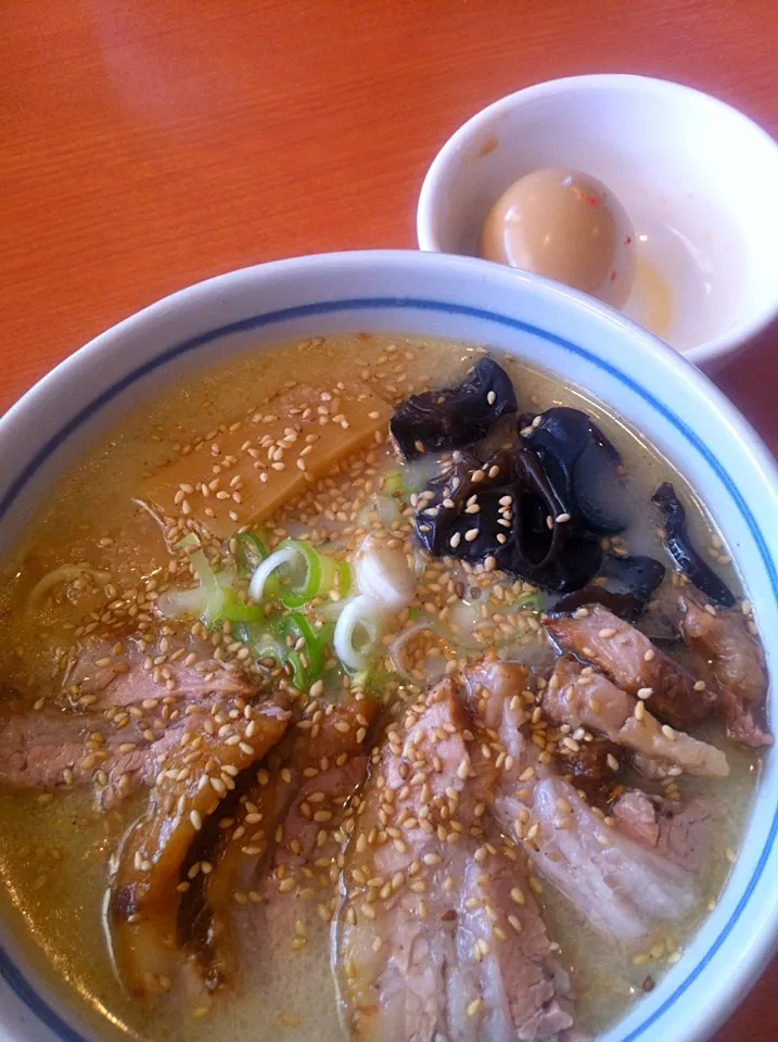 Snapdishの料理写真:とろとろちゃ〜しゅ〜麺（しお）+味玉@らーめん ふくのや 加納店（桶川）|Kazuya Miyukiさん