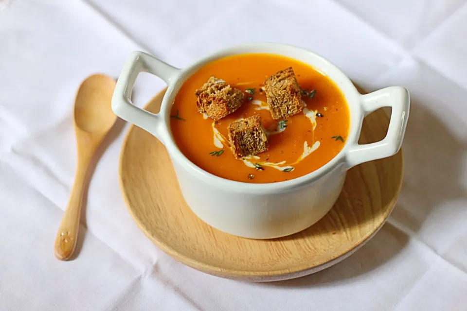 Pumpkin soup with pumpkin seed bread croutons|Misstyさん