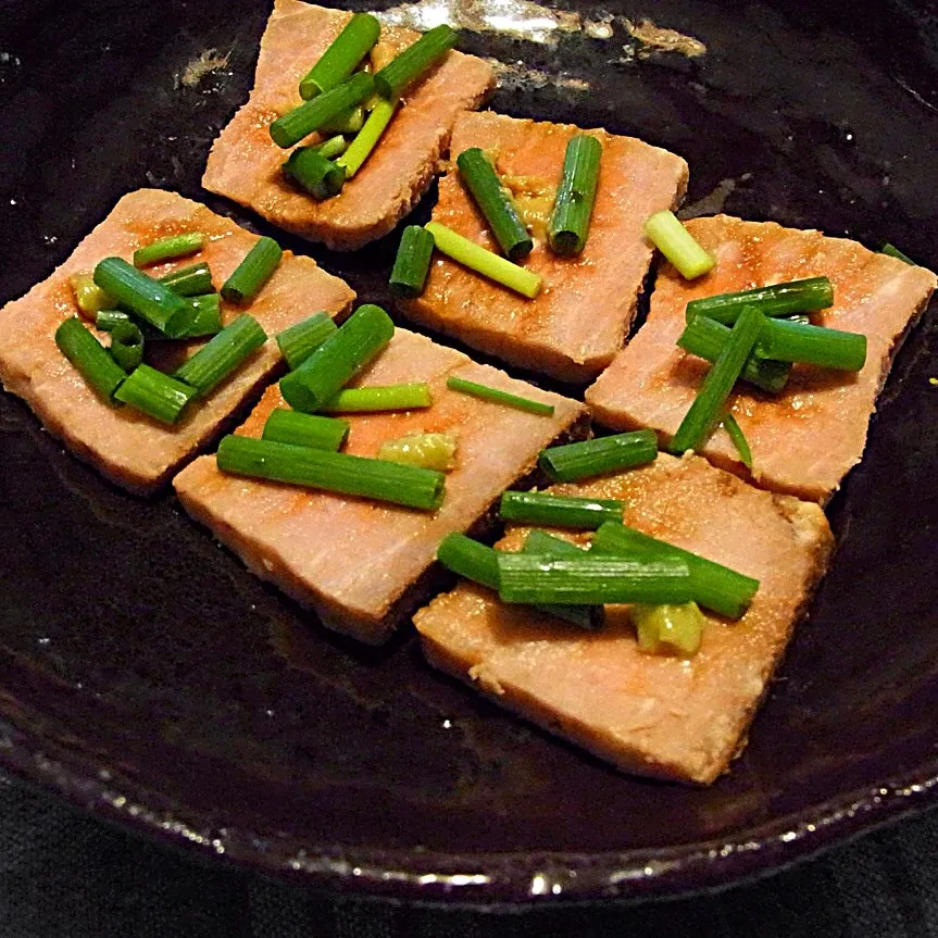 ローストビーフ たたき風 手前はわさび醤油、奥はからし醤油|Hiroshi Naitoさん